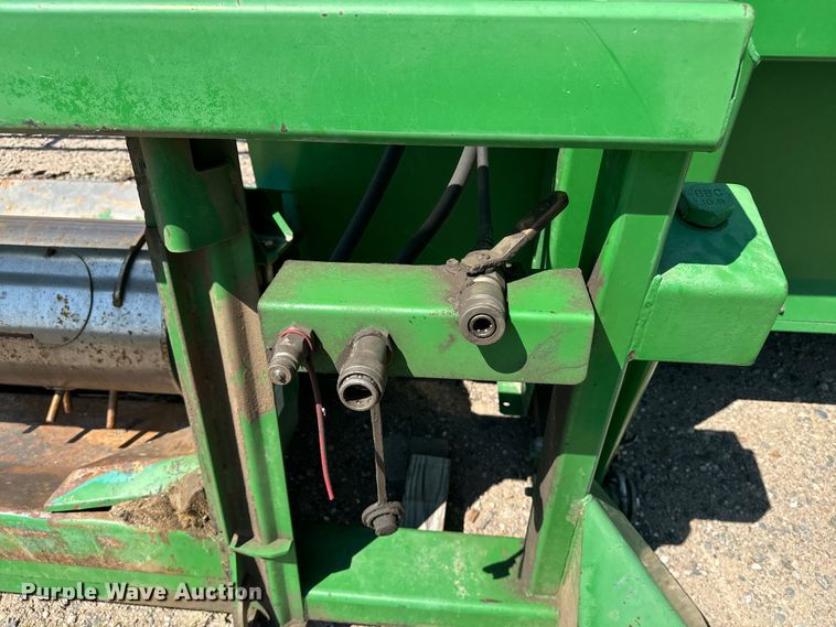 image for item DQ6943 2000 John Deere 930D draper head