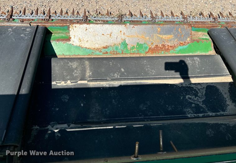 image for item DQ6943 2000 John Deere 930D draper head