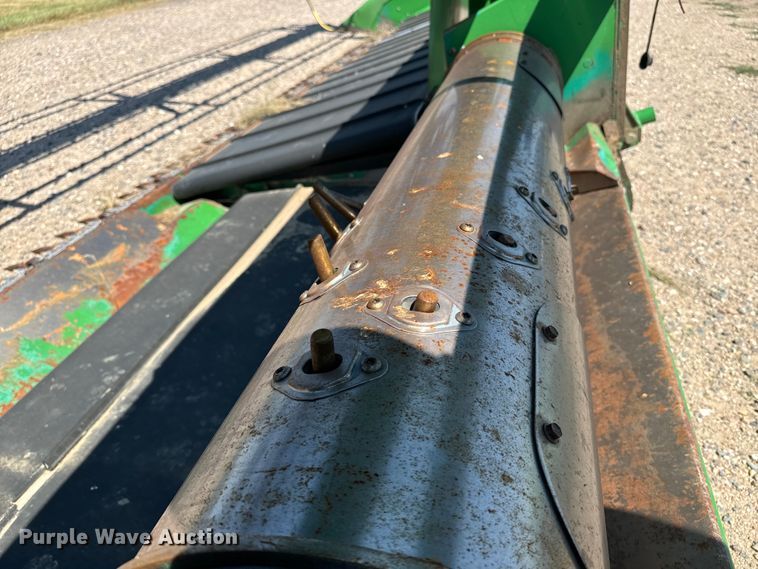 image for item DQ6943 2000 John Deere 930D draper head