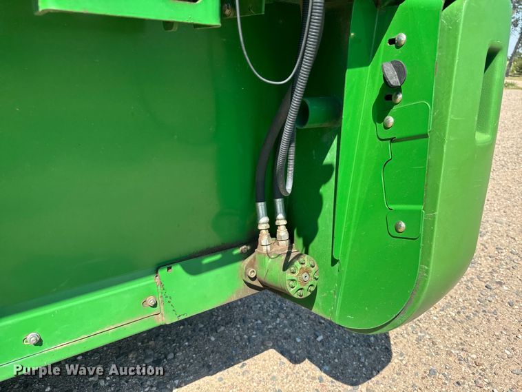 image for item DQ6943 2000 John Deere 930D draper head