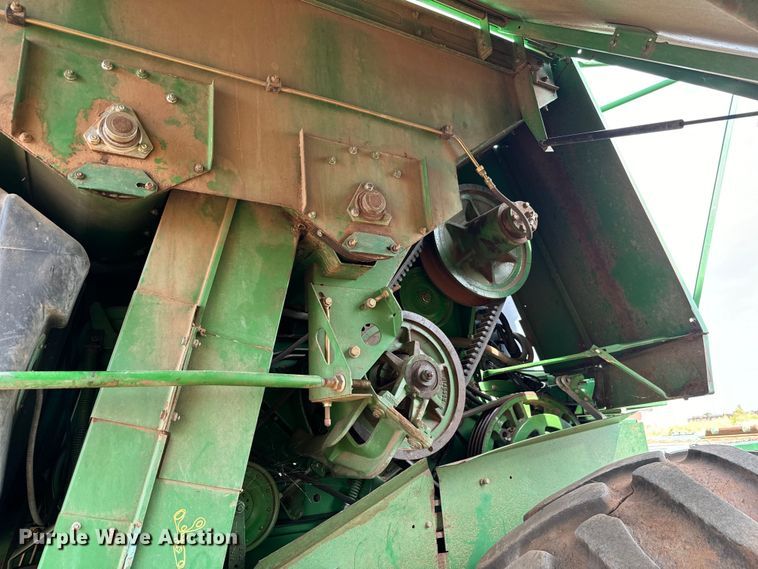 image for item DU3021 1998 John Deere 9610 combine