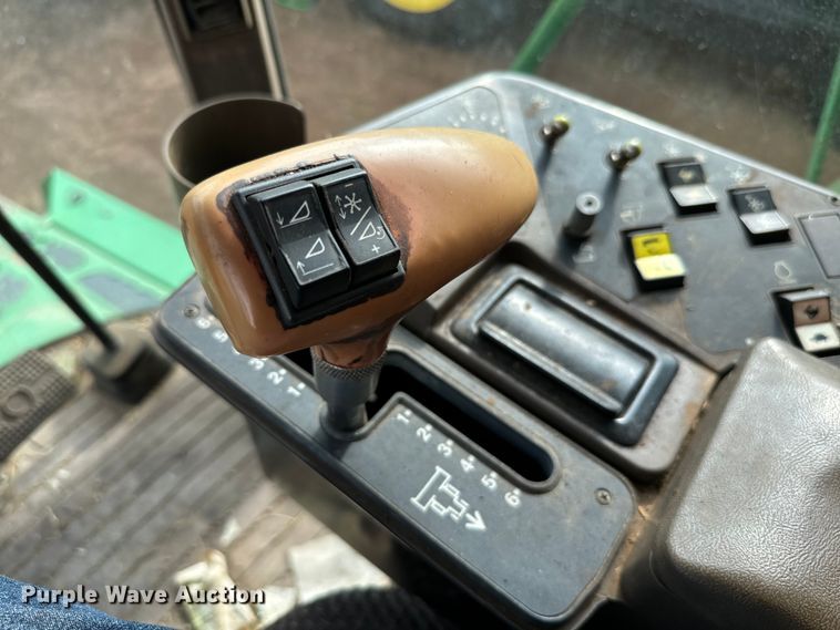 image for item DU3021 1998 John Deere 9610 combine