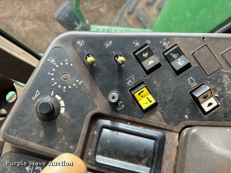 image for item DU3021 1998 John Deere 9610 combine