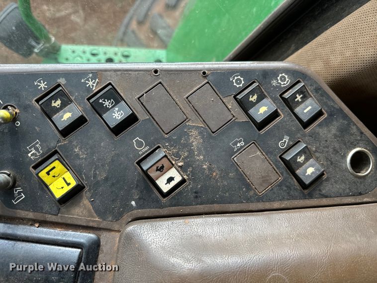 image for item DU3021 1998 John Deere 9610 combine