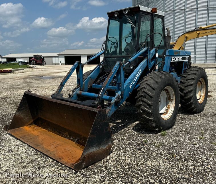 image for item DV5828 1989 Ford Versatile 276 4WD bi-directional tractor