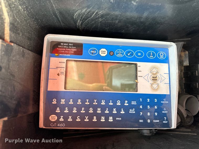 image for item DV5833 Brent  882 grain cart