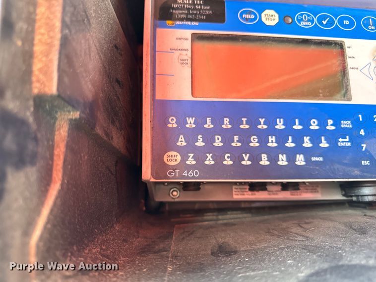 image for item DV5833 Brent  882 grain cart