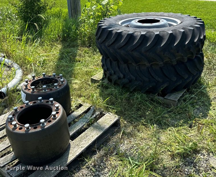 image for item DV5834 Case front dual tires and wheels