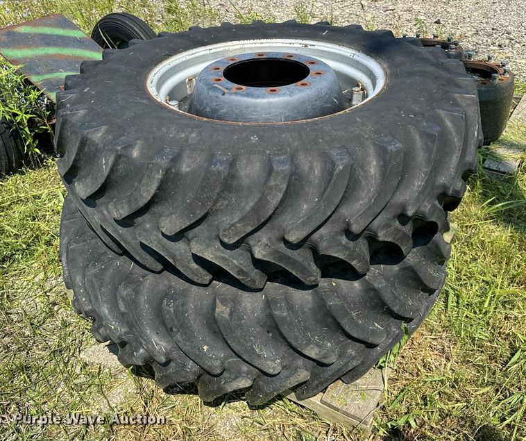 image for item DV5834 Case front dual tires and wheels