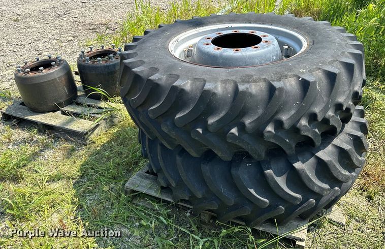 image for item DV5834 Case front dual tires and wheels