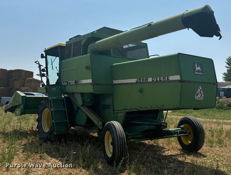 image for item DX3522 1980 John Deere  7720 combine