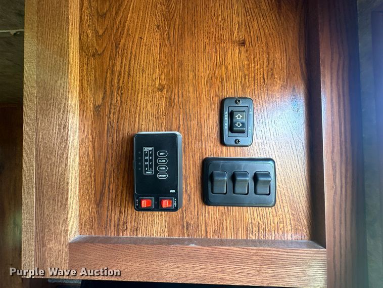 image for item EJ4442 2016 Lakota  C311 Charger Edition  horse trailer