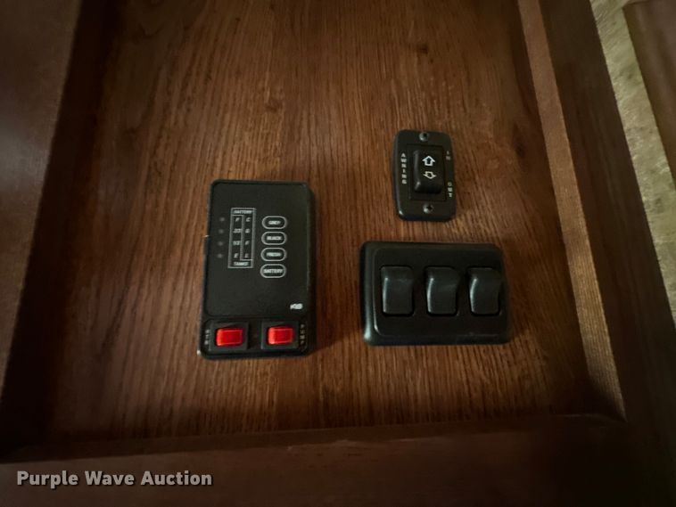 image for item EJ4442 2016 Lakota  C311 Charger Edition  horse trailer