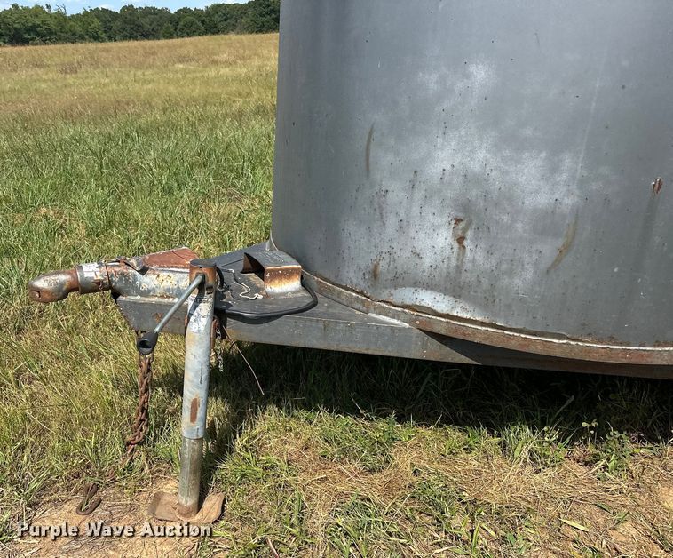 image for item EJ4446 1997 W-W livestock trailer