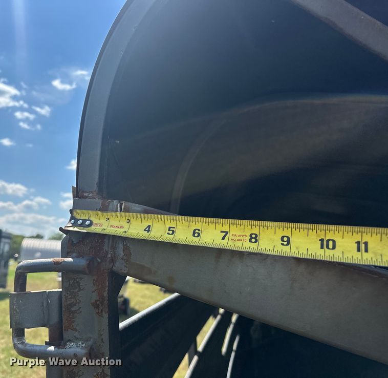 image for item EJ4446 1997 W-W livestock trailer