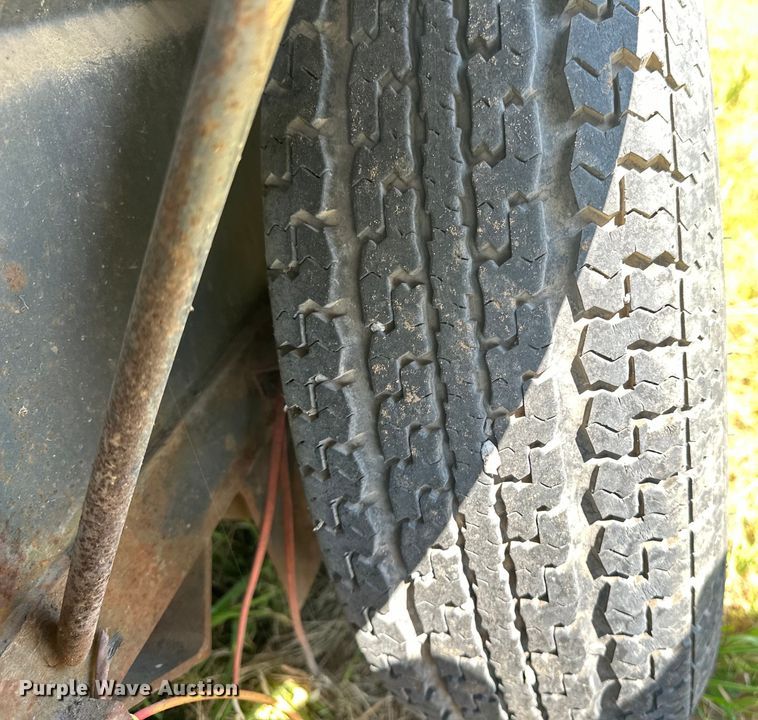 image for item EJ4446 1997 W-W livestock trailer