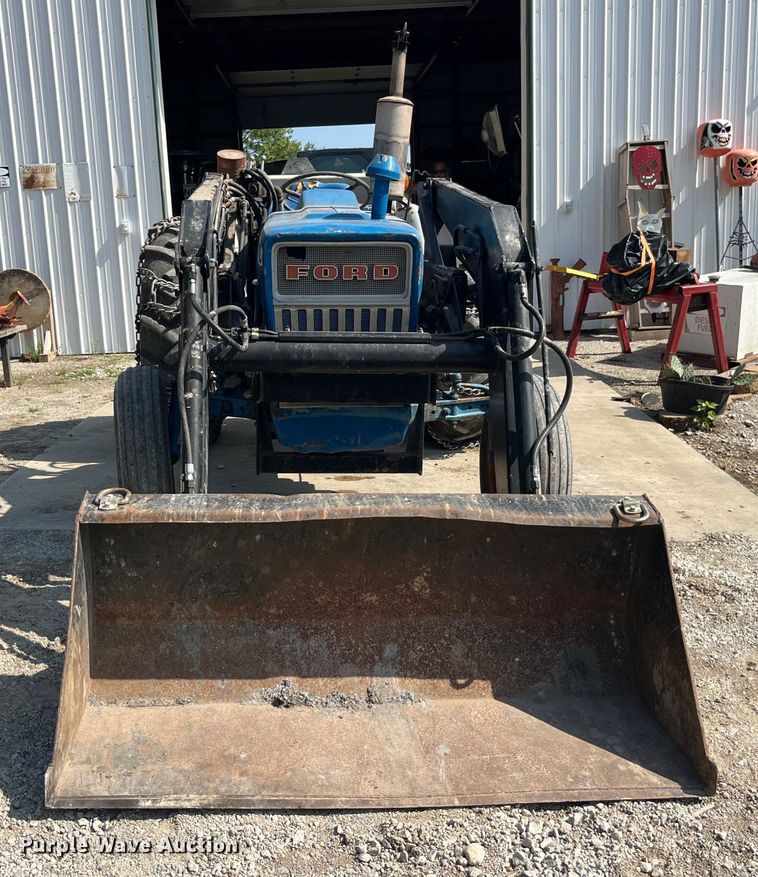 image for item EK8879 1972 Ford 3000 tractor