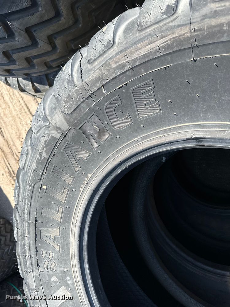 image for item MU9879 Approximately 66 Alliance 381 Flotmaster 620/55R26.5 tires