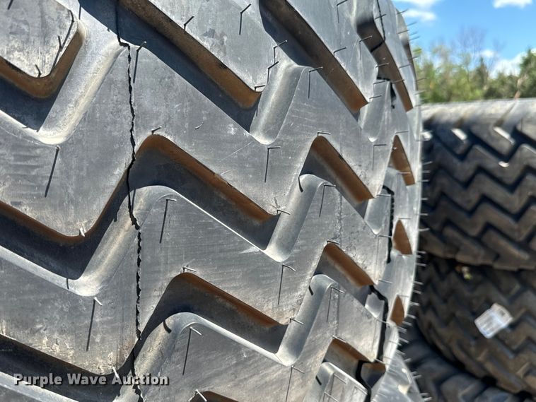 image for item MU9879 Approximately 66 Alliance 381 Flotmaster 620/55R26.5 tires