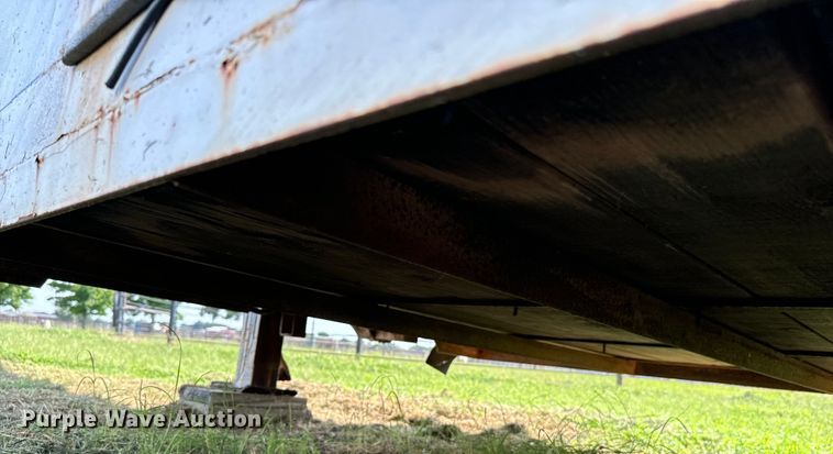 image for item NQ9686 1995 Sundowner Rancher Special livestock trailer