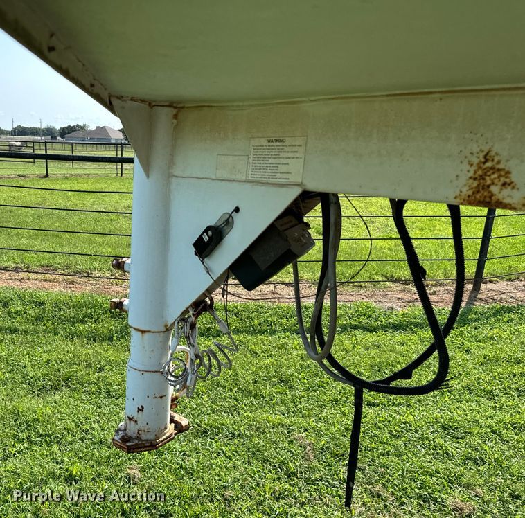 image for item NQ9686 1995 Sundowner Rancher Special livestock trailer