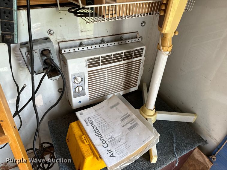 image for item NQ9686 1995 Sundowner Rancher Special livestock trailer