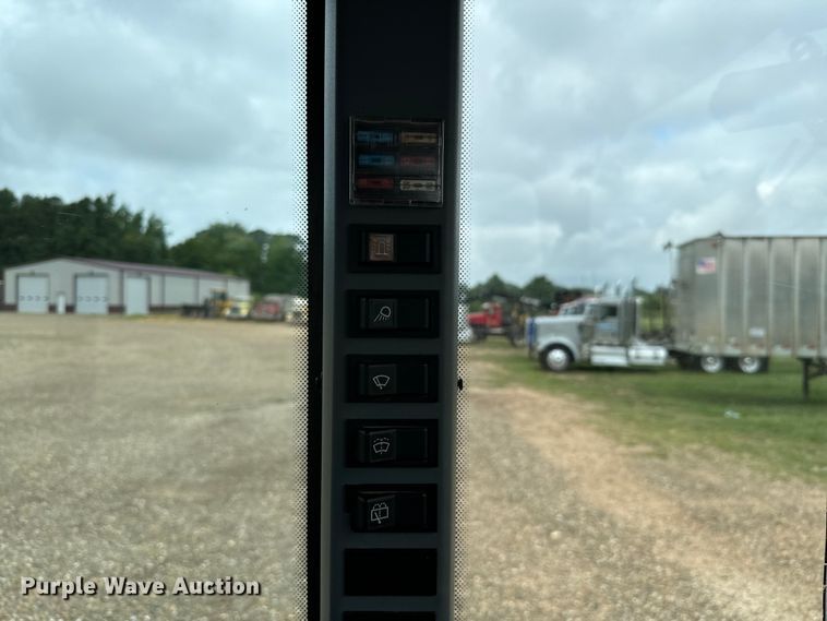 image for item NQ9696 New Holland TN60DA MFWD tractor