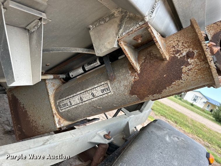 image for item OM9508 Unverferth fertilizer tender