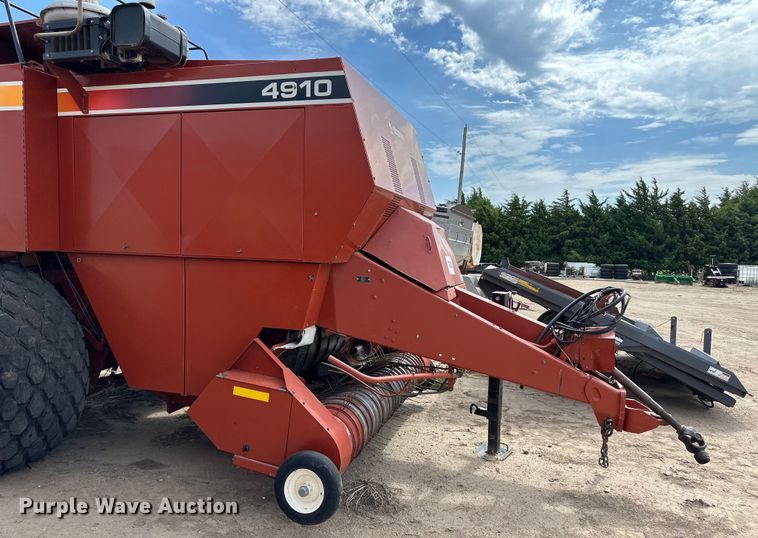 image for item OM9510 2005 Hesston 4910 large square baler