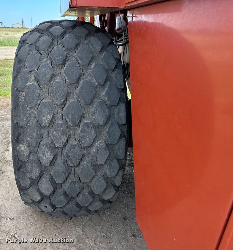 image for item OM9510 2005 Hesston 4910 large square baler