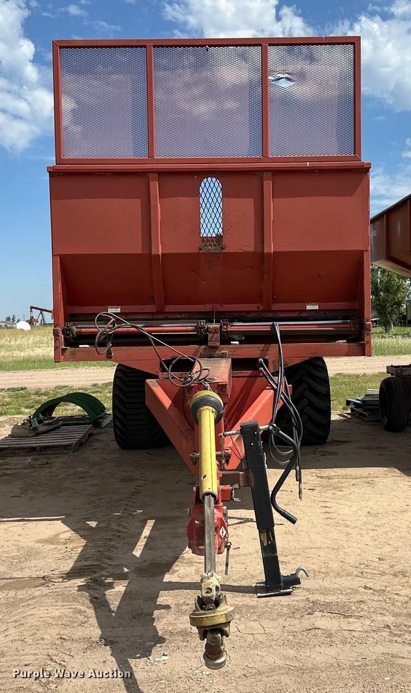 image for item OM9512 Meyer manure spreader