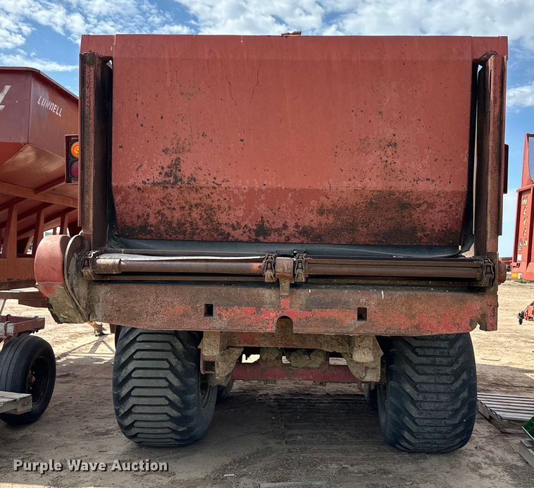 image for item OM9512 Meyer manure spreader