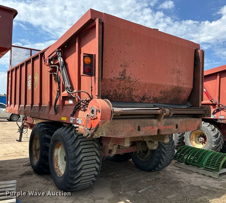 image for item OM9512 Meyer manure spreader
