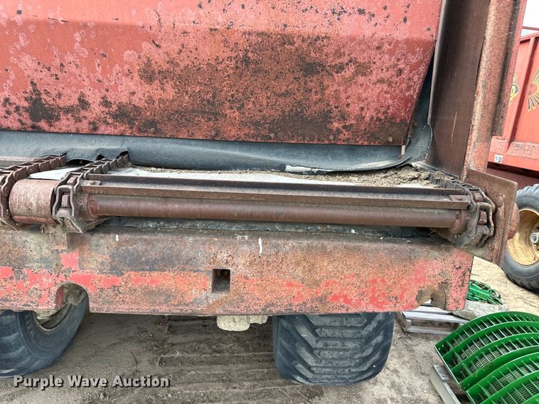 image for item OM9512 Meyer manure spreader