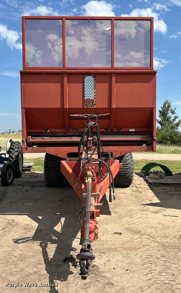 image for item OM9513 Meyer manure spreader