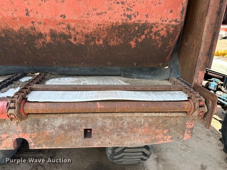 image for item OM9513 Meyer manure spreader