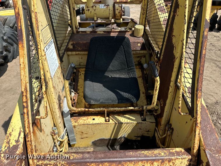 image for item OM9526 1978 New Holland L775 skid steer loader