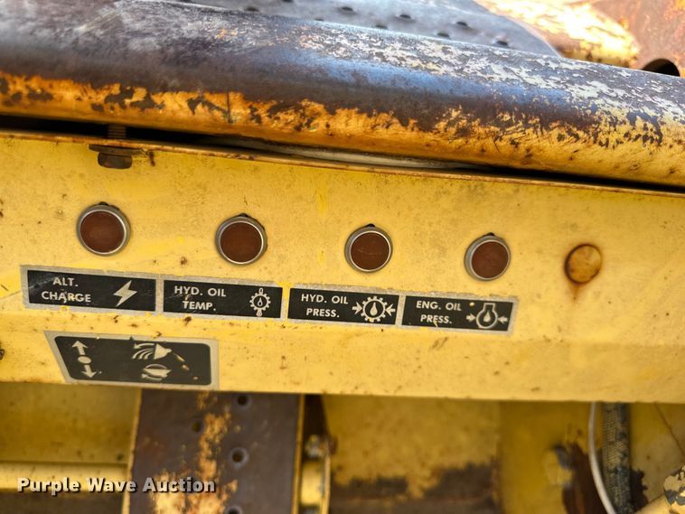 image for item OM9526 1978 New Holland L775 skid steer loader