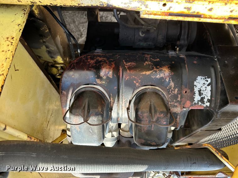 image for item OM9526 1978 New Holland L775 skid steer loader