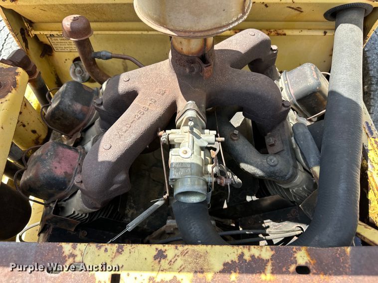 image for item OM9526 1978 New Holland L775 skid steer loader