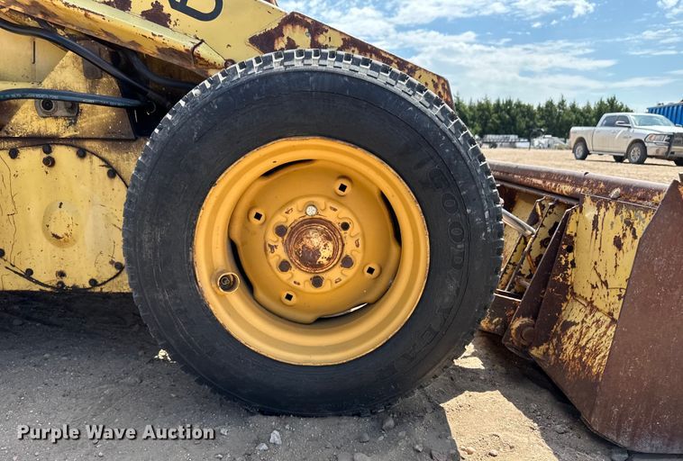 image for item OM9526 1978 New Holland L775 skid steer loader