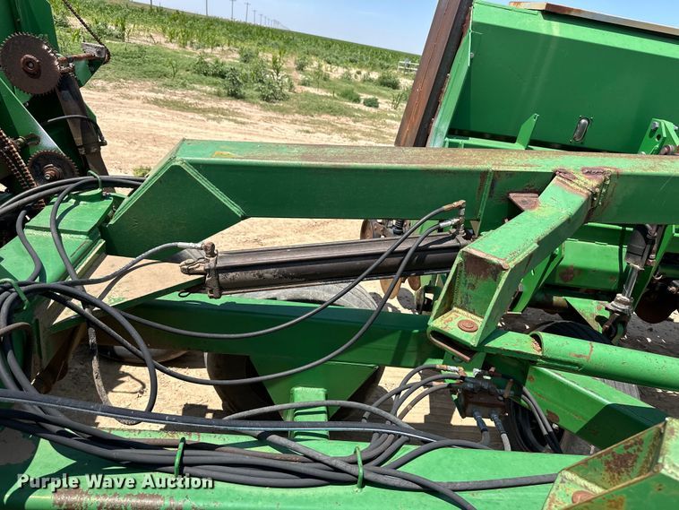 image for item OM9527 Great Plains Solid Stand 36 grain drill