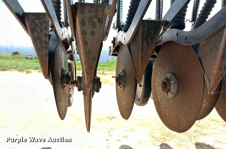 image for item OM9527 Great Plains Solid Stand 36 grain drill