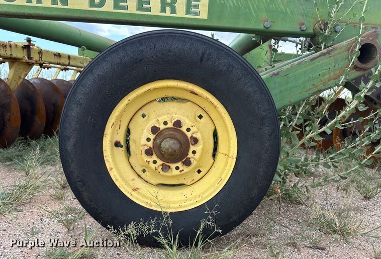 image for item OM9548 John Deere 340 off-set disk