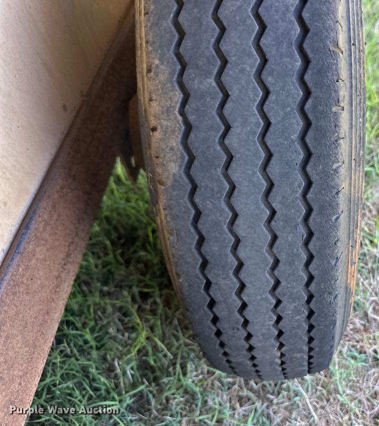 image for item OM9558 1988 Feather Lite GN 722 LP livestock trailer