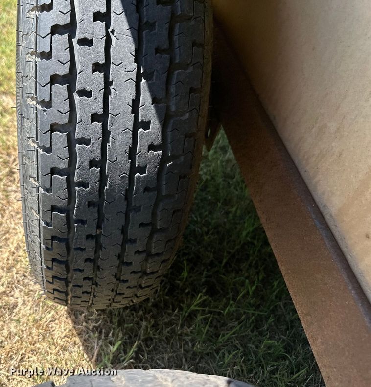 image for item OM9558 1988 Feather Lite GN 722 LP livestock trailer