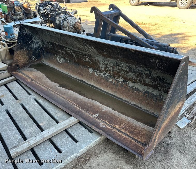 image for item OM9591 Lull Skytrak 7110744 telehandler bucket