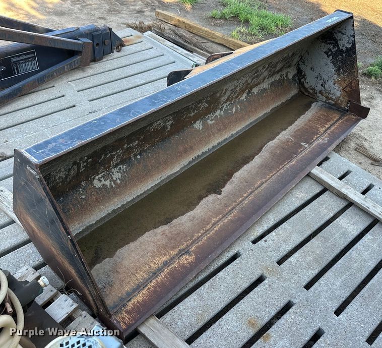 image for item OM9591 Lull Skytrak 7110744 telehandler bucket