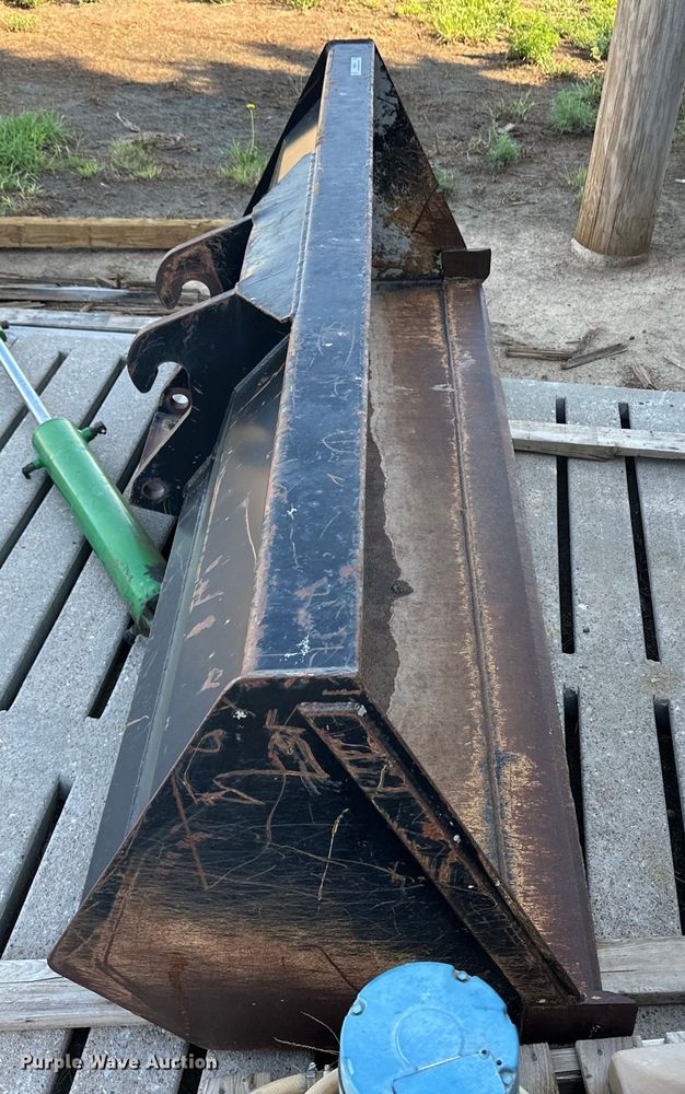 image for item OM9591 Lull Skytrak 7110744 telehandler bucket