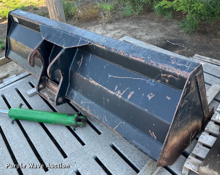 image for item OM9591 Lull Skytrak 7110744 telehandler bucket